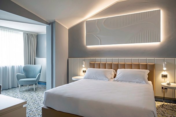 Grand Hotel - Wohnbeispiel Deluxe Room Sea View Balcony (Zimmercodierung UDM)