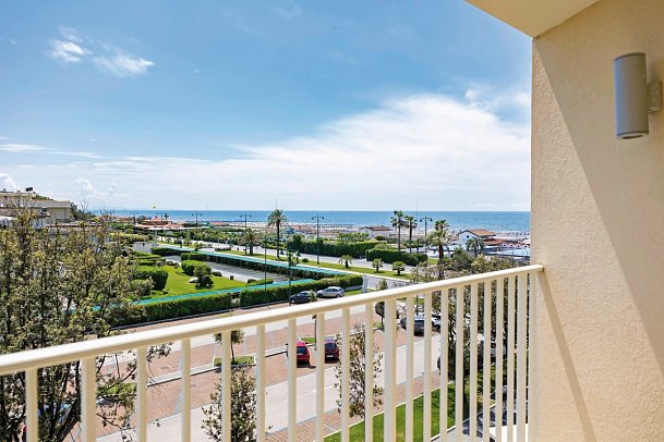 Grand Hotel - Wohnbeispiel Deluxe Room Sea View Balcony (Zimmercodierung UDM)