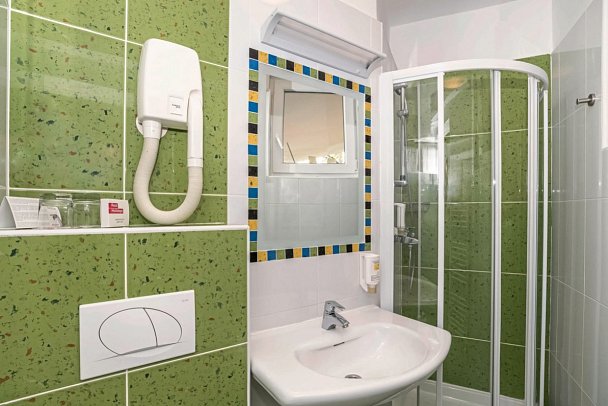 Hotel & Residence Umag Plava Laguna - Badbeispiel Doppelzimmer Nebengebäude (Zimmercodierungen D1V & FBV)