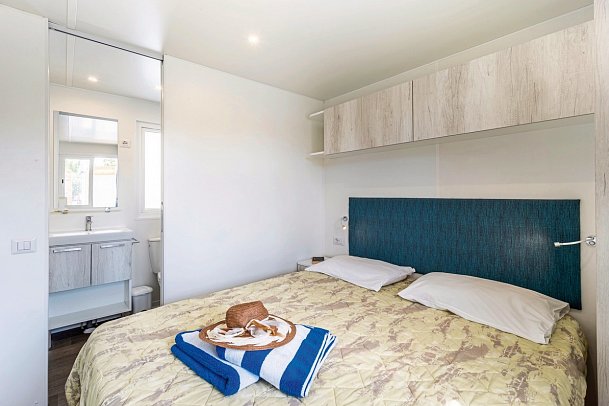 Camping Oliva - Wohnbeispiel Mobilheim Premium (Zimmercodierung CM1)