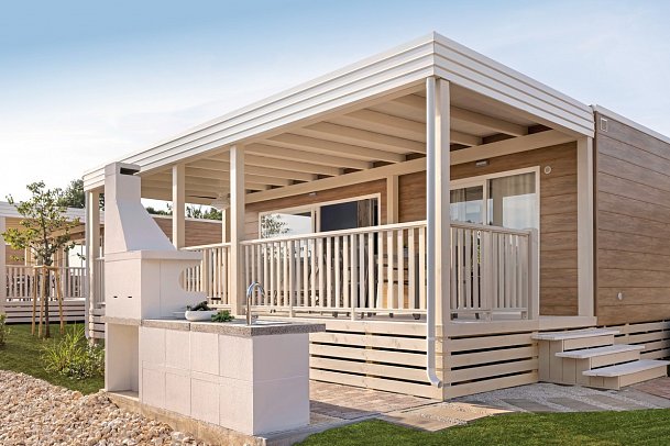 Camping Valkanela - Wohnbeispiel Mobilheim Premium mit BBQ (Zimmercodierung CM2)