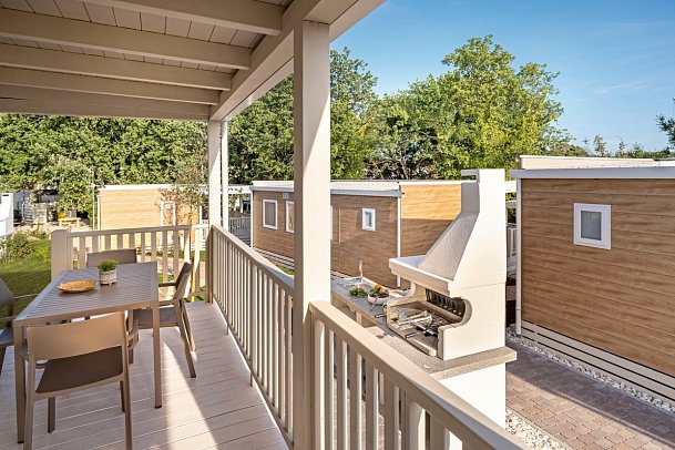 Camping Valkanela - Wohnbeispiel Mobilheim Premium mit BBQ (Zimmercodierung CM2)