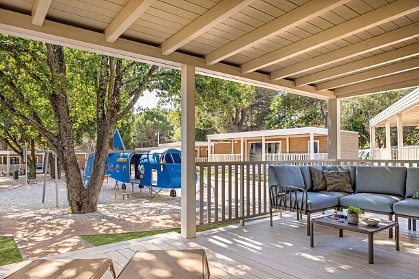 Camping Valkanela - Wohnbeispiel Mobilheim Forest Escape Family (Zimmercodierung CB2)