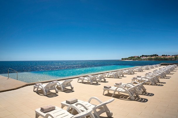 Aminess Vival Maestral Hotel - Meerwasserpool am Strand