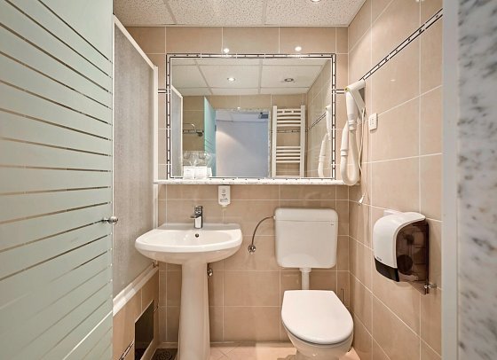 Narcis - Beispiel Bad Doppelzimmer Meerseite 2-4 Personen (Zimmercodierungen DBC, D1C & DB2)