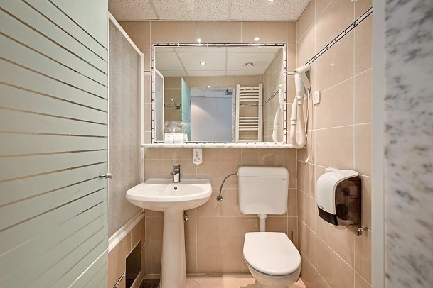 Narcis - Beispiel Bad Doppelzimmer Meerseite 2-4 Personen (Zimmercodierungen DBC, D1C & DB2)