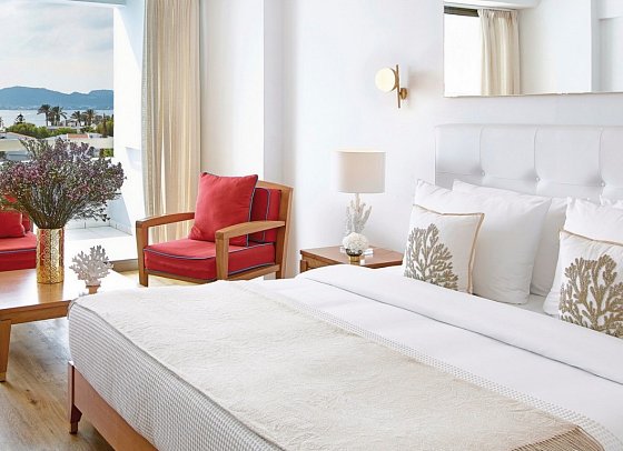 Grecotel LUX®ME Dama Dama - Wohnbeispiel Doppelzimmer Superior Guestroom mit seitl. Meerblick (Zimmercodierung DSN)