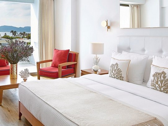 Grecotel Lux Me Dama Dama - Wohnbeispiel Doppelzimmer Superior Guestroom mit seitl. Meerblick (Zimmercodierung DSN)