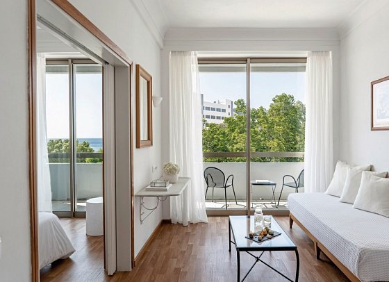 Grecotel LUX®ME Dama Dama - Wohnbeispiel Familienzimmer Premier Guestroom mit seitl. Meerblick (Zimmercodierung FBN)
