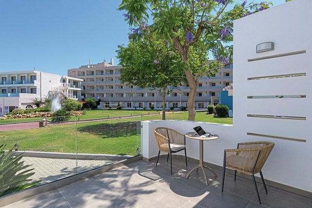 Avra Beach Resort - Wohnbeispiel Familienzimmer Superior Gartenblick (Zimmercodierung FSG)