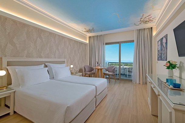 Atrium Palace Thalasso Spa Resort & Villas - Wohnbeispiel Doppelzimmer seitl. Meerblick (Zimmercodierung D1N)