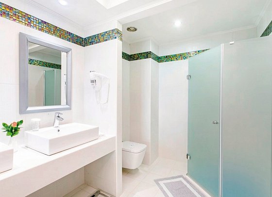 Atrium Platinum - Badbeispiel Junior Suite Deluxe Meerblick (Zimmercodierung JDM)