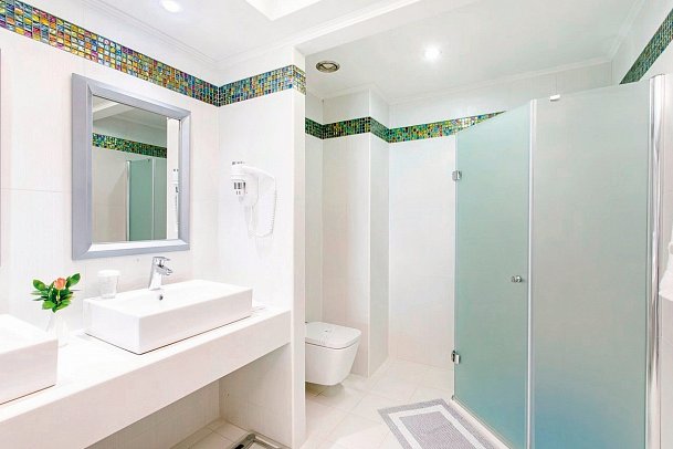 Atrium Platinum - Badbeispiel Junior Suite Deluxe Meerblick (Zimmercodierung JDM)