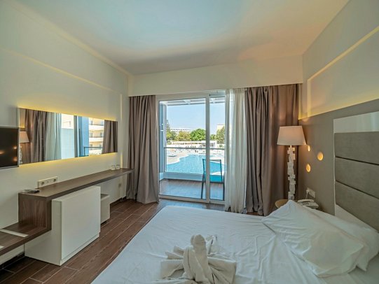 Sunshine Rhodes - Wohnbeispiel Familienzimmer Poolblick (Zimmercodierung F1P)