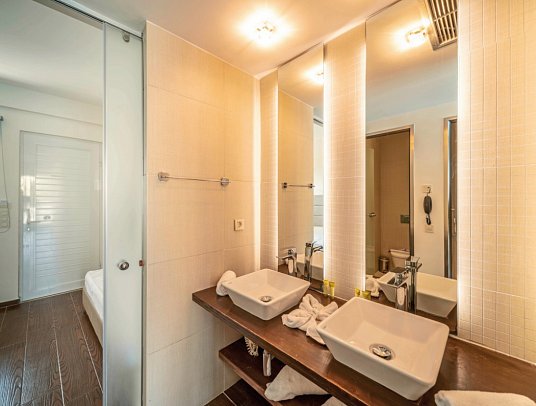 Sunshine Rhodes - Wohnbeispiel Familienzimmer Poolblick (Zimmercodierung F1P)