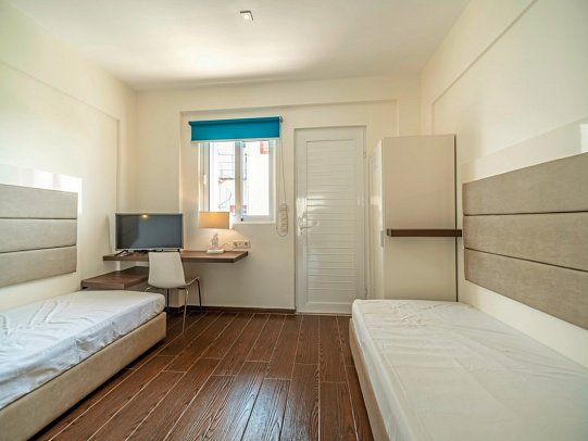 Sunshine Rhodes - Wohnbeispiel Familienzimmer Poolblick (Zimmercodierung F1P)