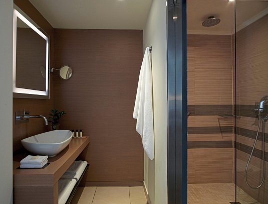 The Ixian Grand & All Suites - Badbeispiel Doppelzimmer Deluxe Gartenblick (Zimmercodierung DDG)