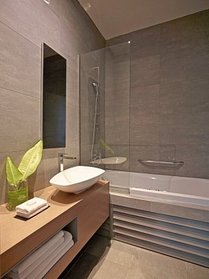 The Ixian Grand & All Suites - Badbeispiel Doppelzimmer (Zimmercodierung DB1)