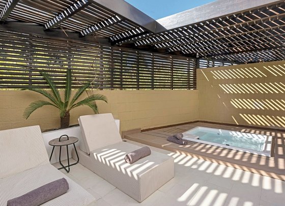 Aulus Lindos Rhodes, Curio Collection by Hilton - Wohnbeispiel Tropical Bungalow Open Plan Suite mit Whirlpool (Zimmercodierung B2G)