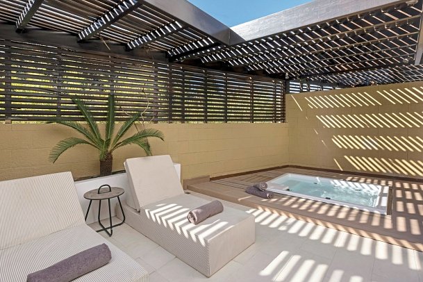 Aulus Lindos Rhodes - Wohnbeispiel Tropical Bungalow Open Plan Suite mit Whirlpool (Zimmercodierung B2G)