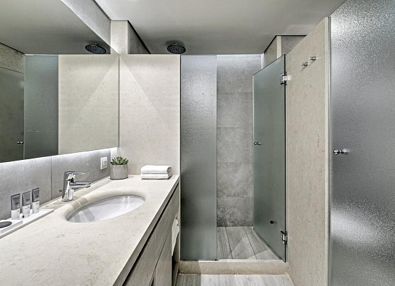 Amada Colossos Resort - Badbeispiel Doppelzimmer Landblick (Zimmercodierungen D1L & D3L)