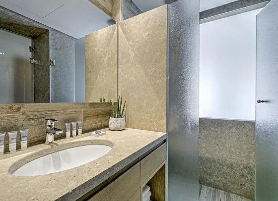 Amada Colossos Resort - Badbeispiel Doppelzimmer Courtyard (Zimmercodierungen D1N, D2L & D2N)