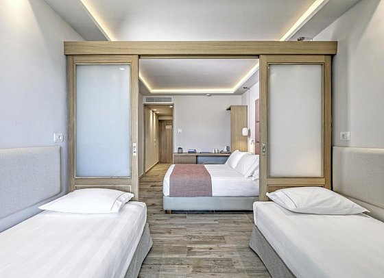 Amada Colossos Resort - Wohnbeispiel Familienzimmer Courtyard (Zimmercodierung FB2)