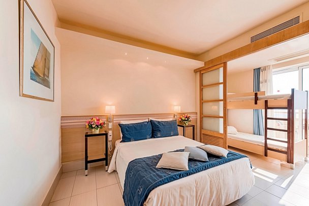 Esperides Beach - Wohnbeispiel Familienzimmer seitl. Meerblick (Zimmercodierung FBN)