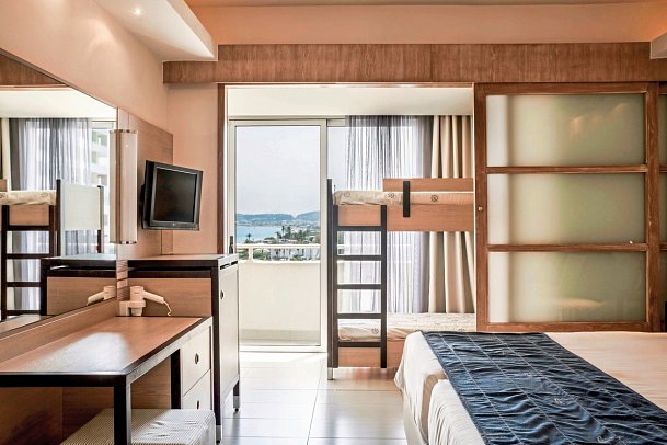 Esperides Beach - Wohnbeispiel Familienzimmer Meerblick (Zimmercodierung F1M)