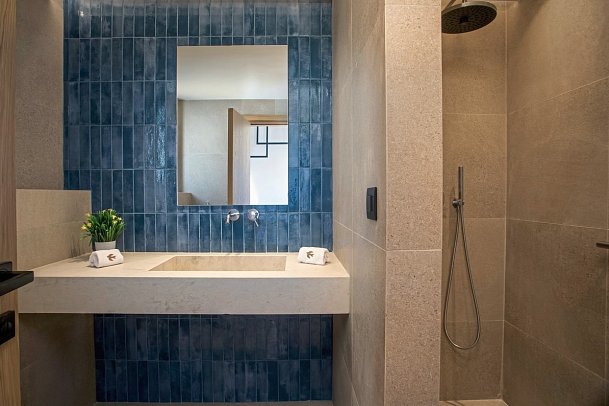 Este Elegant Suites & Villas - Wohnbeispiel Badezimmer (Zimmercodierungen J1R, DDR, VBR & WTR)