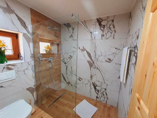 Plitvice Green Valley - Beispiel Bad Doppelzimmer Superior (Zimmercodierung DS6)