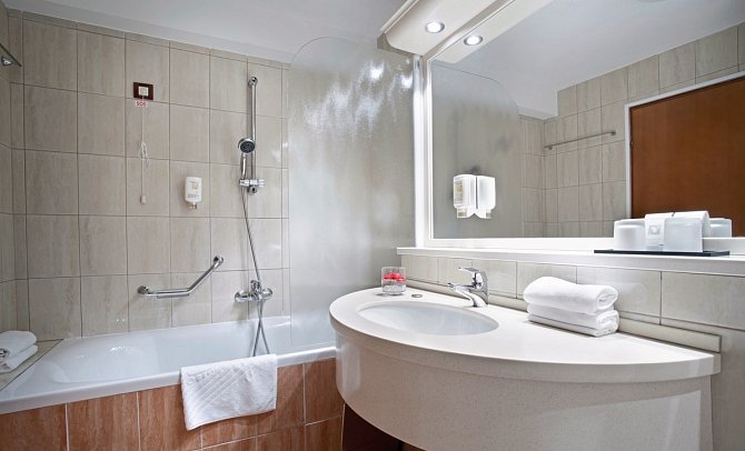 Excelsior - Beispiel Bad Doppelzimmer Superior Strassenseite (Zimmercodierungen DS1, FB1, ESM, DC3 & DS2)