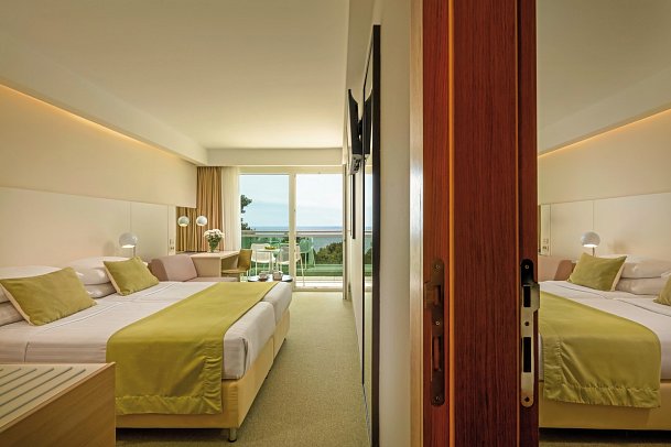 Family Hotel Vespera - Wohnbeispiel Familienzimmer mit Verbindungstür Meerseite (Zimmercodierung FVC)