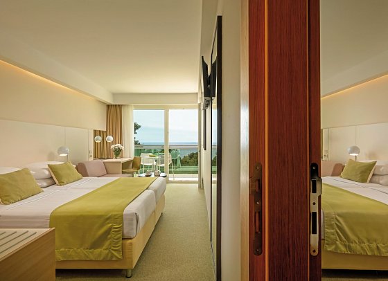 Family Hotel Vespera - Wohnbeispiel Familienzimmer mit Verbindungstür Meerseite (Zimmercodierung FVC)