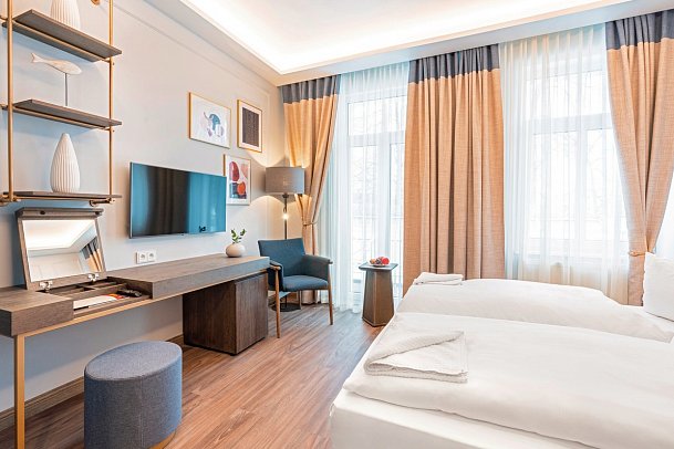 SEETELHOTEL Pommerscher Hof - Wohnbeispiel Doppelzimmer Landseite Balkon (Zimmercodierung DB2)