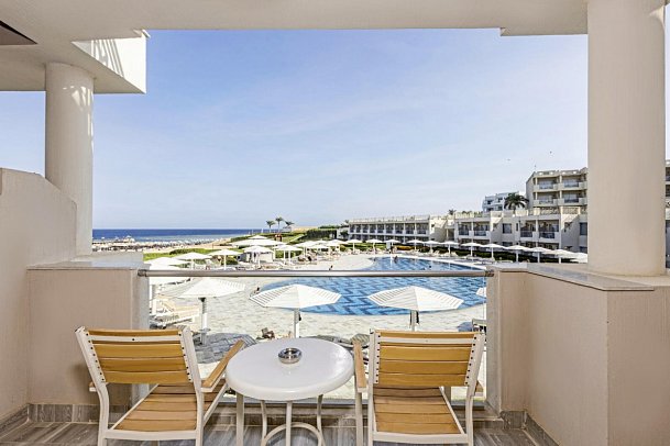 Sirena Beach Resort & Spa - Beispiel Balkon Doppelzimmer Premium Meeresfront (Zimmercodierung DMO)