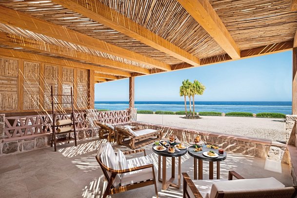 Mövenpick Resort El Quseir - Beispiel Terrasse Doppelzimmer Panorama-Meerblick (Zimmercodierungen DMO, DC3, DBO & DC4)