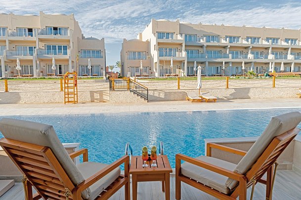 Diamond Beach by Pearl Resort - Beispiel Terrasse Doppelzimmer Malediven Lagunenblick (Zimmercodierung D3I)