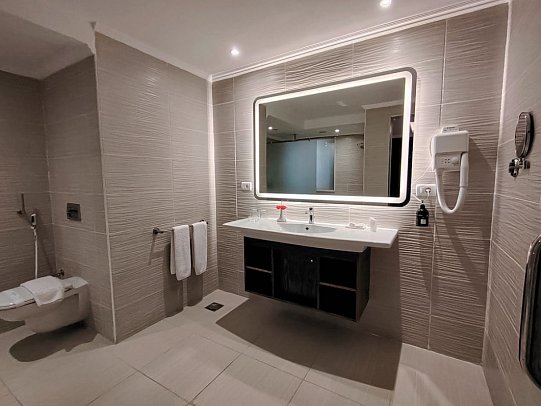 Diamond Beach by Pearl Resort - Beispiel Bad Suite Deluxe Meeresfront Swim Up mit Verbindungstür 2 Bäder (Zimmercodierung WDQ)