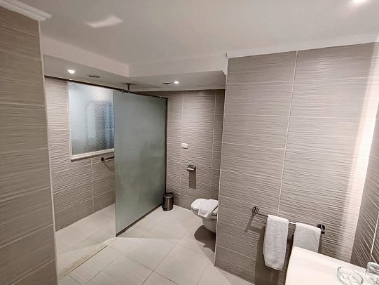 Diamond Beach by Pearl Resort - Beispiel Bad Suite Deluxe Meeresfront Swim Up mit Verbindungstür 2 Bäder (Zimmercodierung WDQ)