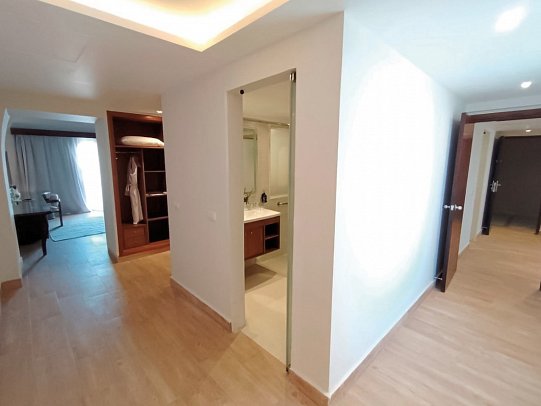 Diamond Beach by Pearl Resort - Wohnbeispiel Suite Deluxe Meeresfront mit Verbindungstür 2 Bäder (Zimmercodierung WVM)