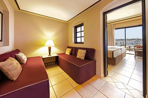 JAZ Lamaya Resort - Wohnbeispiel Doppelzimmer Deluxe Gartenblick mit Falttür (Zimmercodierung DDG)