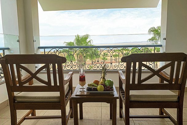 Lahami Bay Beach Resort & Gardens - Beispiel Balkon Doppelzimmer Superior Meerblick (Zimmercodierungen DSM & DCM)