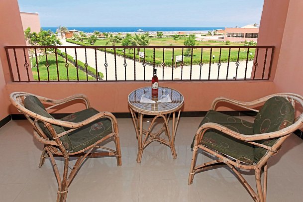 Three Corners Happy Life Beach Resort - Beispiel Balkon Doppelzimmer Komfort Meerseite (Zimmercodierungen DFC & DCC)