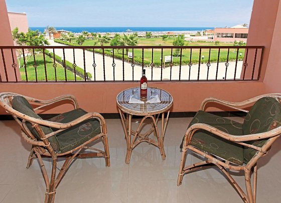 Three Corners Happy Life Beach Resort - Beispiel Balkon Doppelzimmer Komfort Meerseite (Zimmercodierungen DFC & DCC)
