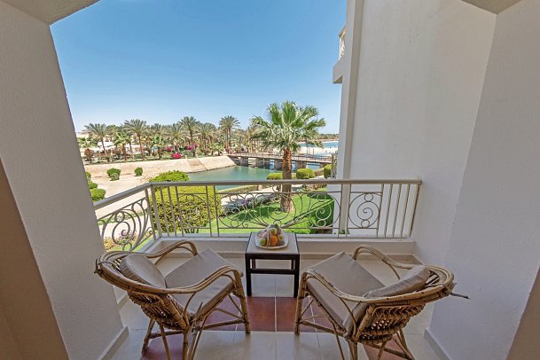 Brayka Bay Resort - Beispiel Balkon Doppelzimmer Superior seitl. Meerblick (Zimmercodierungen DSN, DCN, DSM & DCM)