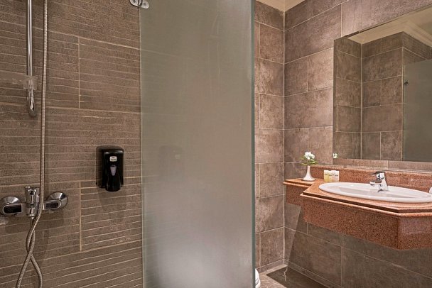 The Three Corners Sea Beach Resort - Beispiel Bad Familienzimmer Komfort (Zimmercodierung FB9)