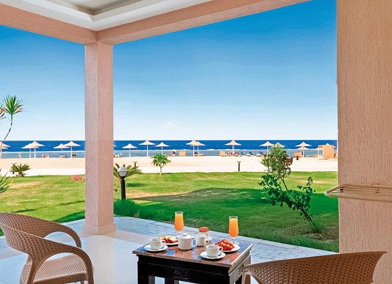 Pickalbatros Sea World Resort - Beispiel Terrasse Doppelzimmer Standard Meerblick (Zimmercodierungen DGM & DCM)