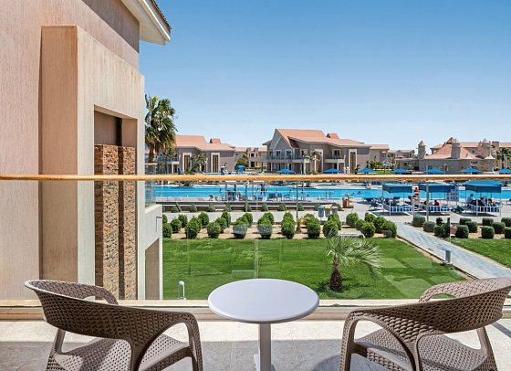 Pickalbatros Sea World Resort - Beispiel Balkon Familienzimmer Poolblick (Zimmercodierungen F2P & FF1)
