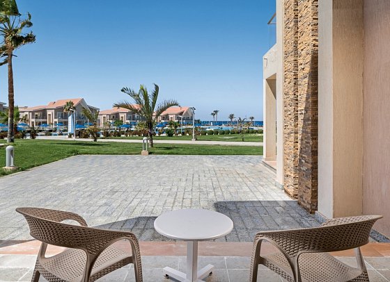 Pickalbatros Sea World Resort - Beispiel Terrasse Familienzimmer Meerblick (Zimmercodierung F1M)